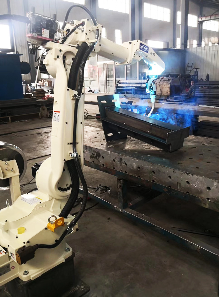Robot automatic welding arm