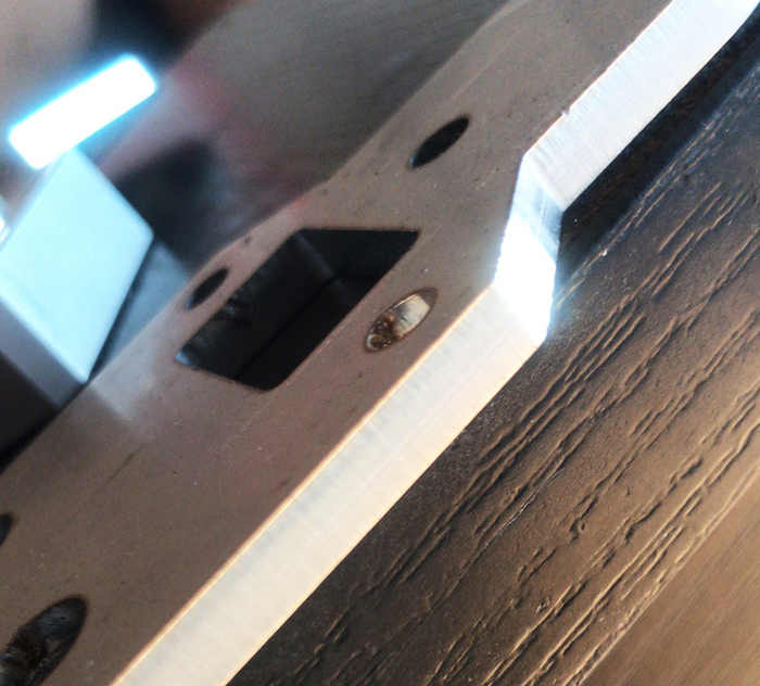 Cutting effect of 8 thick stainless steel plates